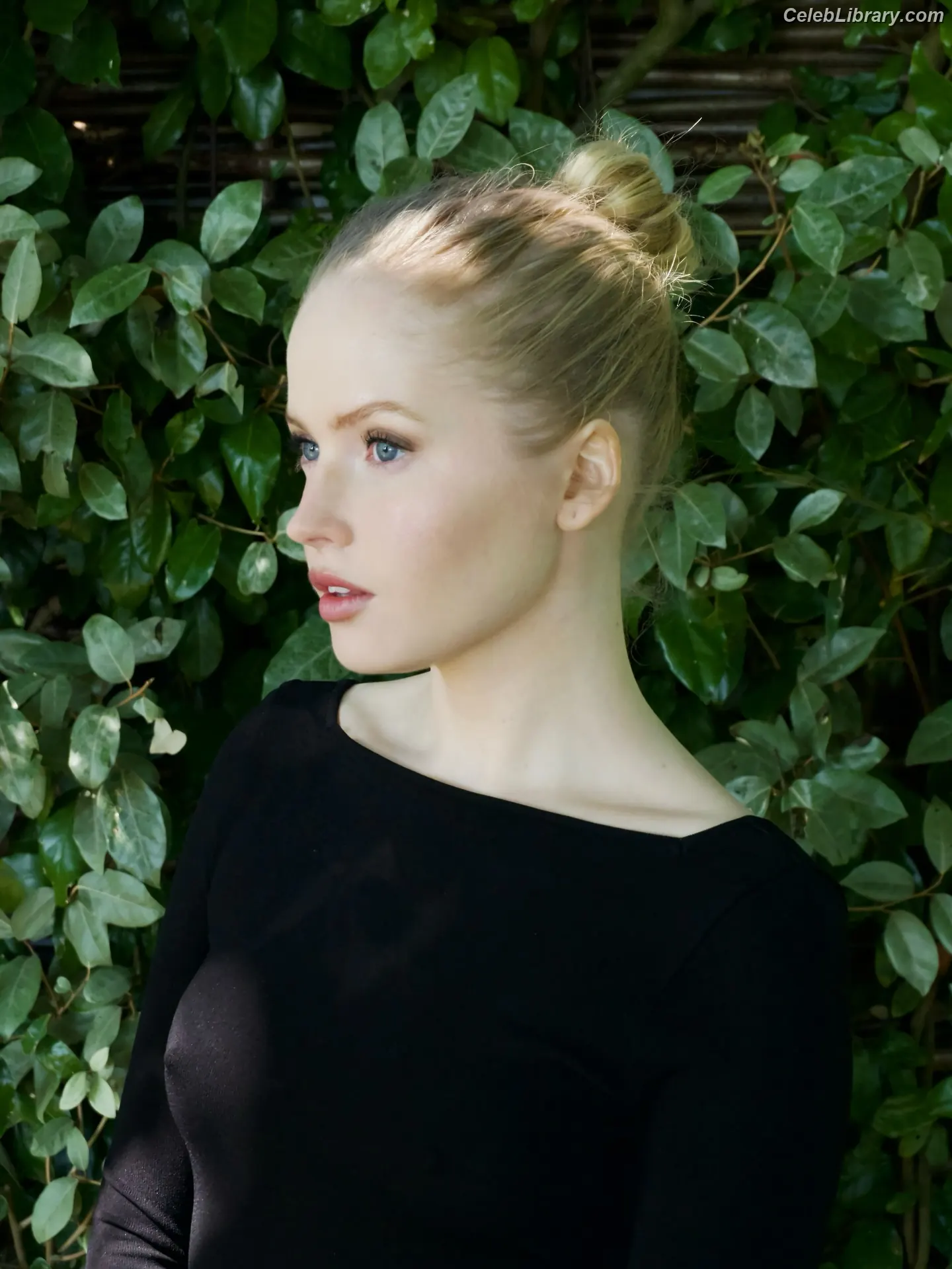 Ellie Bamber photo 14 of 495