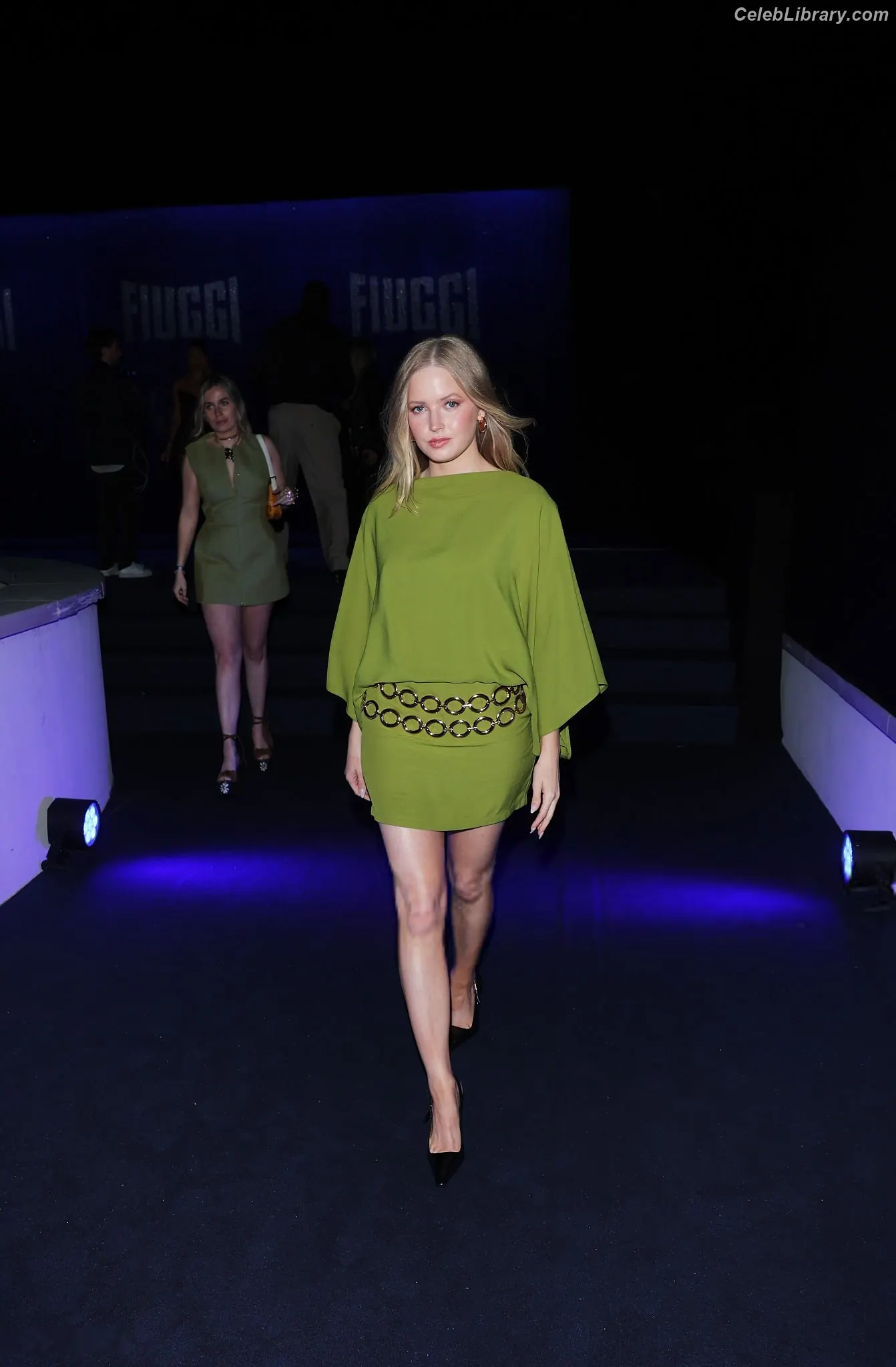 Ellie Bamber photo 7 of 495