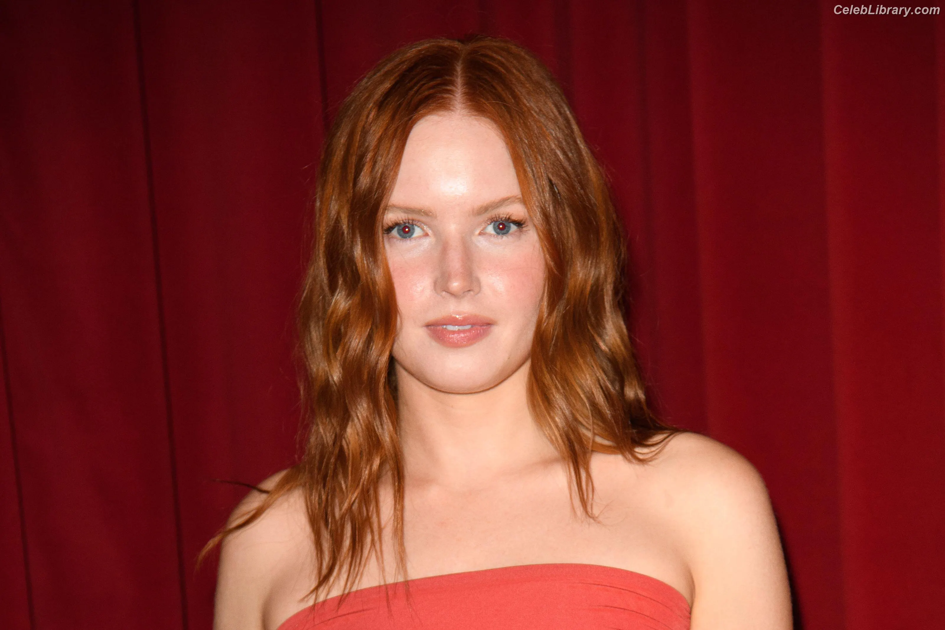 Ellie Bamber photo 9 of 495