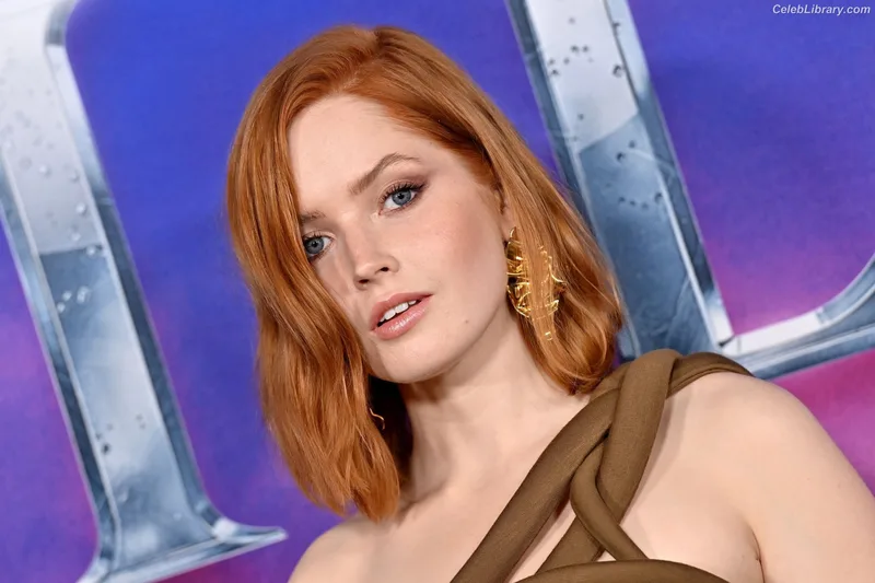 Ellie Bamber photo 7 of 496