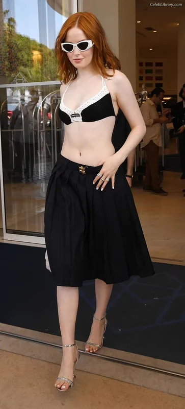 Ellie Bamber photo 10 of 496