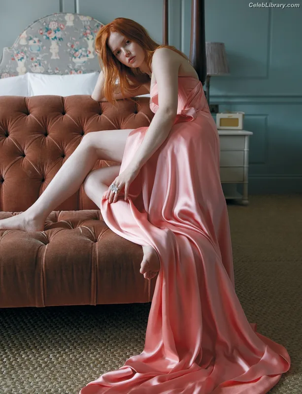 Ellie Bamber photo 17 of 496