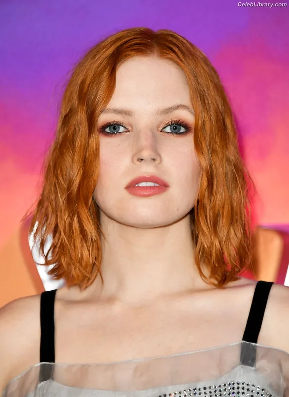 Ellie Bamber photo 16 of 496