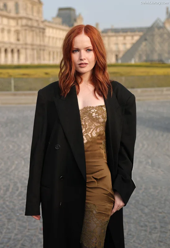 Ellie Bamber photo 17 of 496