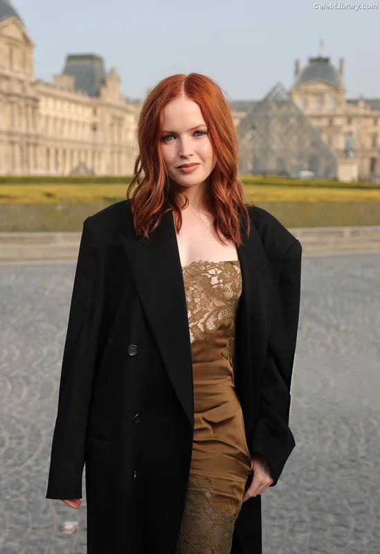 Ellie Bamber photo 21 of 496