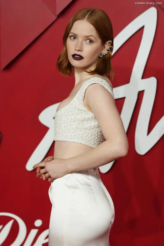 Ellie Bamber photo 2 of 496