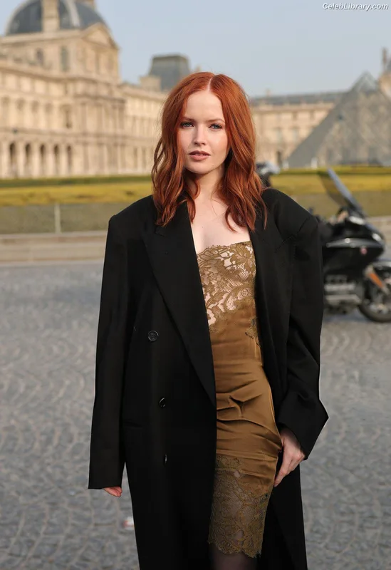 Ellie Bamber photo 5 of 496