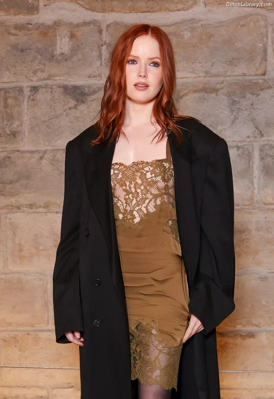 Ellie Bamber photo 18 of 496