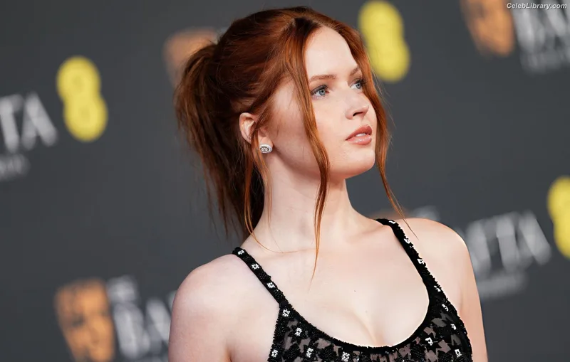Ellie Bamber photo 19 of 496