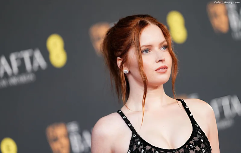 Ellie Bamber photo 24 of 496