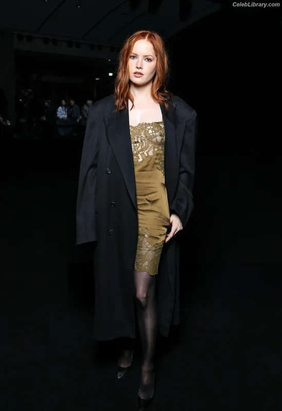 Ellie Bamber photo 1 of 496