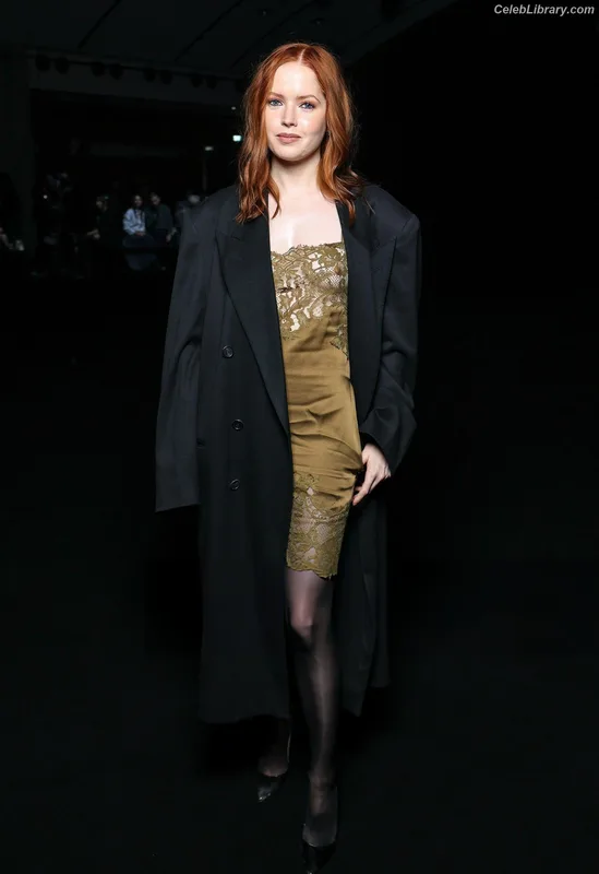 Ellie Bamber photo 4 of 496