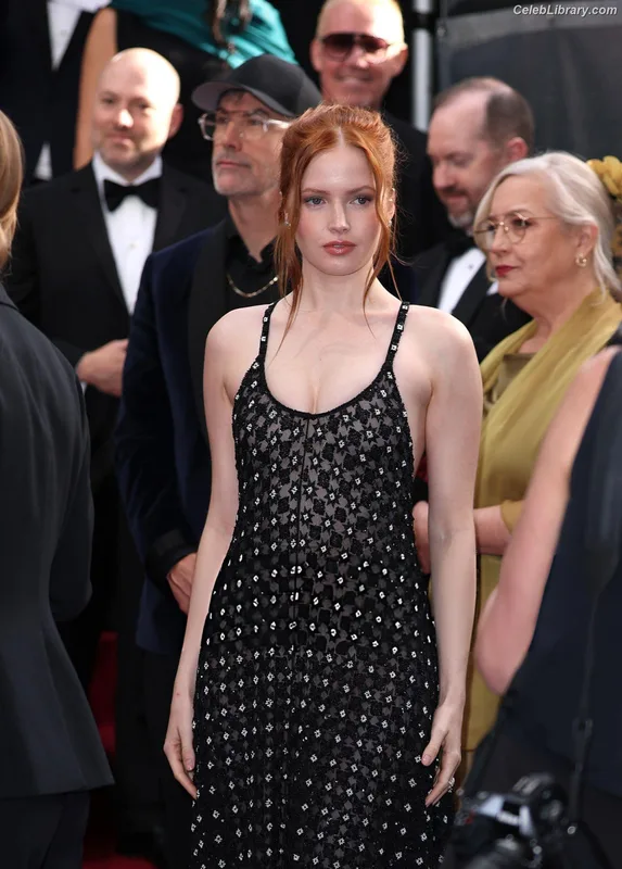Ellie Bamber photo 23 of 496