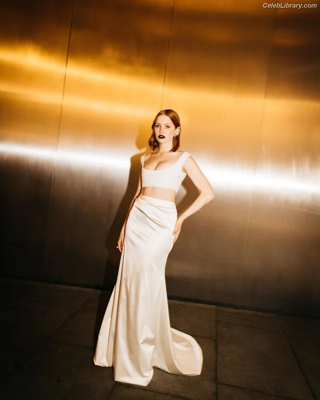 Ellie Bamber photo 5 of 496