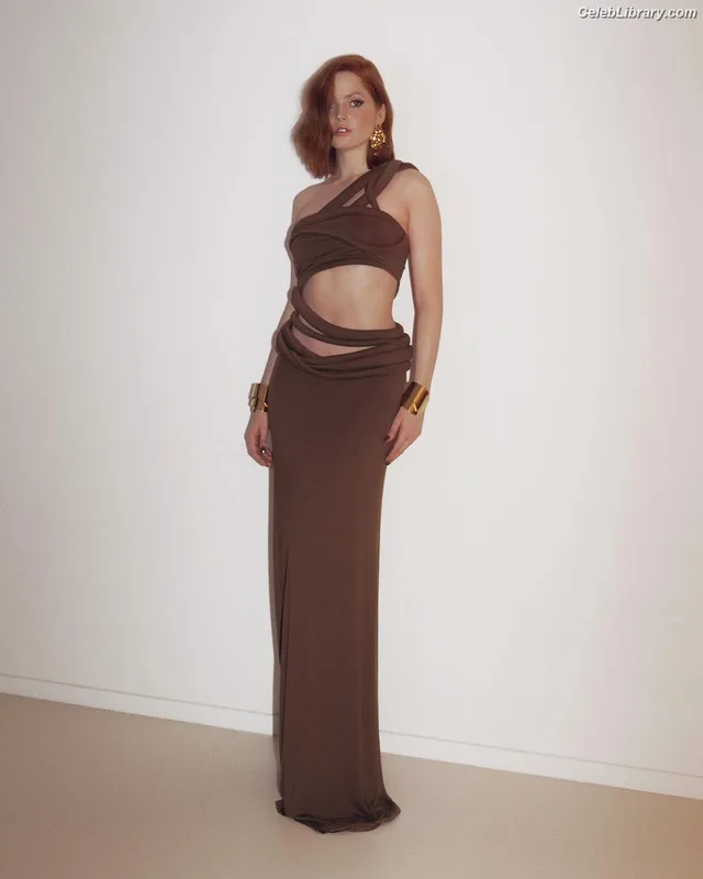 Ellie Bamber photo 6 of 496