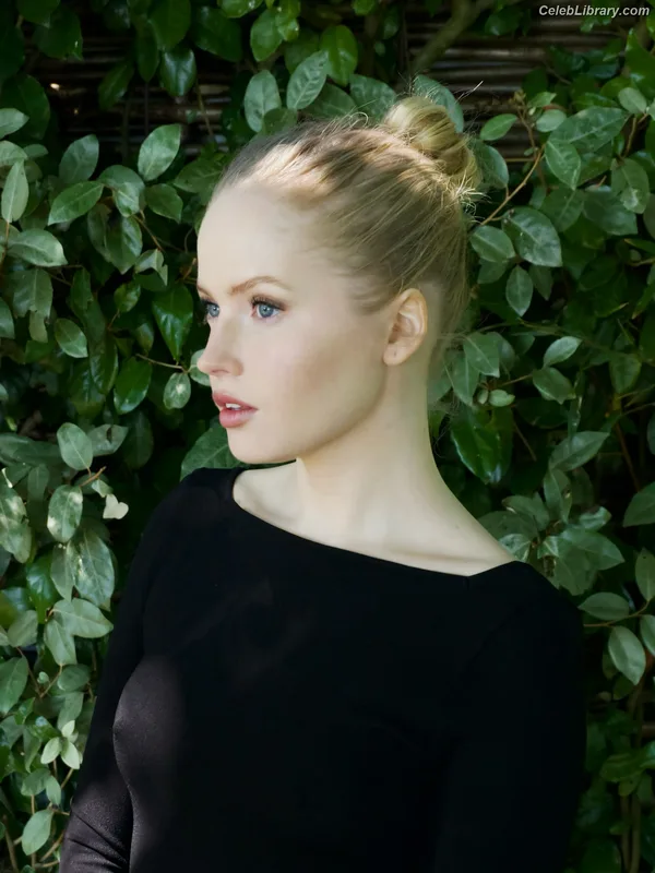 Ellie Bamber photo 14 of 496
