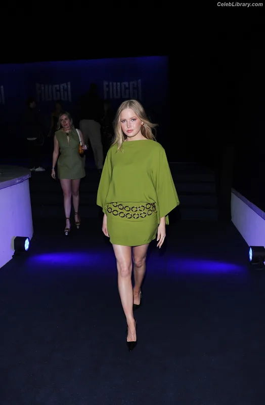 Ellie Bamber photo 7 of 496