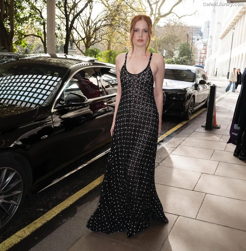 Ellie Bamber photo 11 of 496