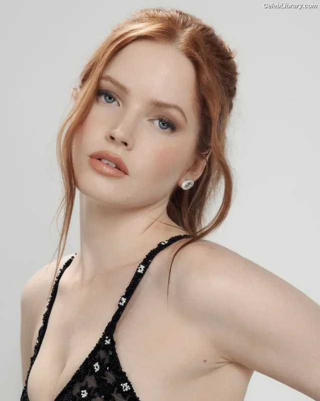 Ellie Bamber photo 13 of 496