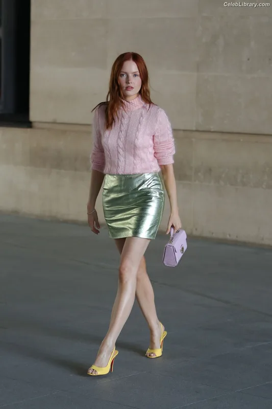 Ellie Bamber photo 6 of 496