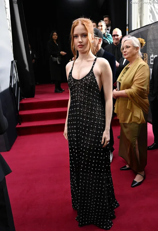 Ellie Bamber photo 16 of 496