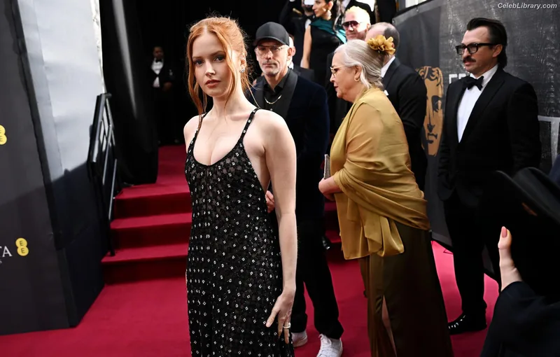 Ellie Bamber photo 23 of 496