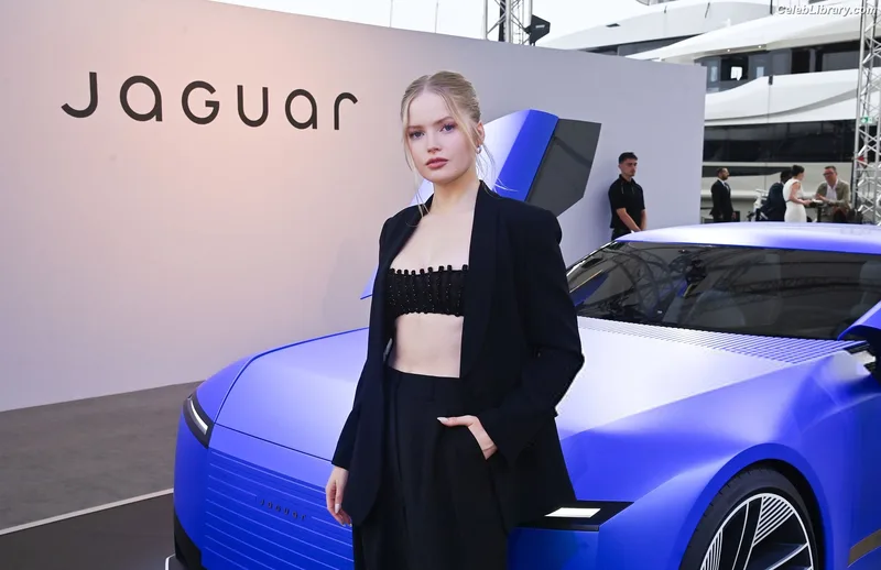 Ellie Bamber photo 14 of 496
