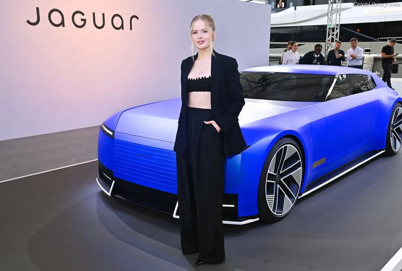Ellie Bamber photo 15 of 496