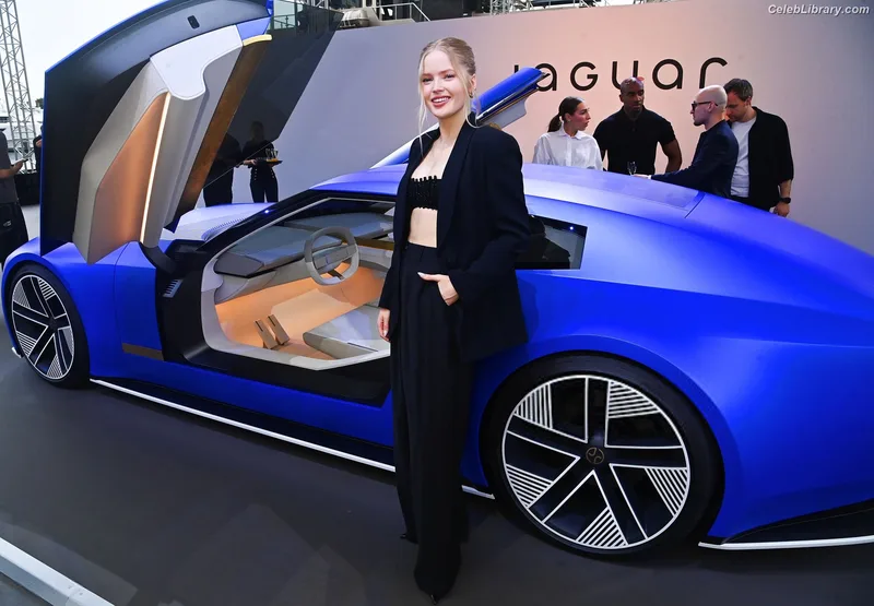 Ellie Bamber photo 22 of 496