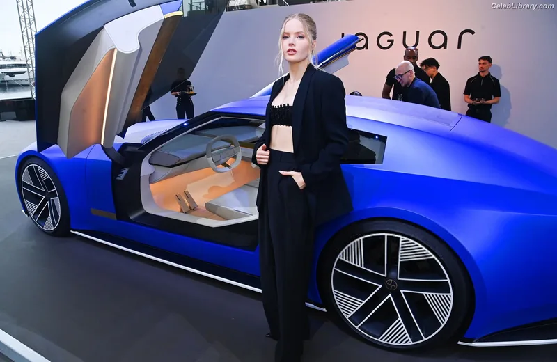 Ellie Bamber photo 23 of 496