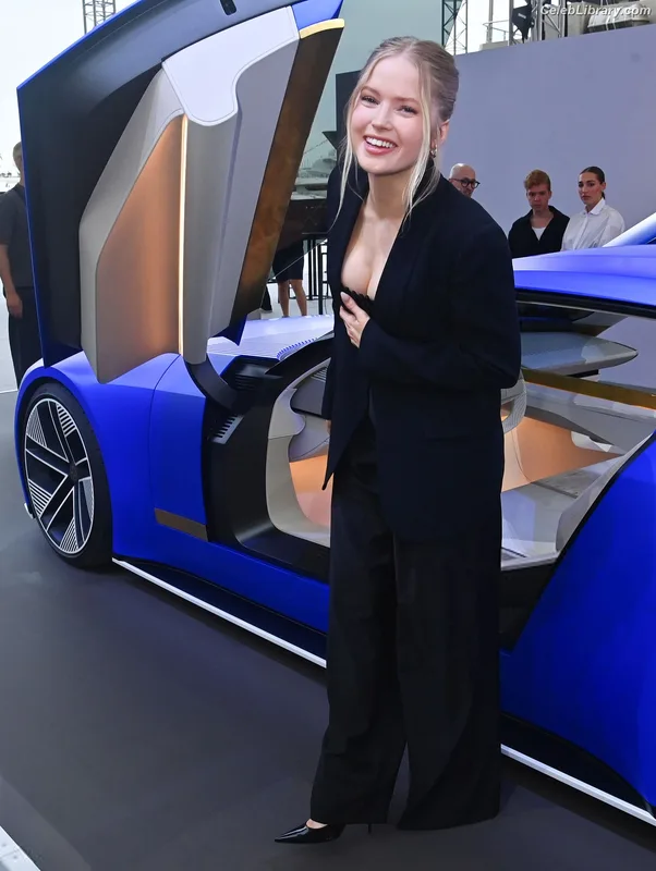 Ellie Bamber photo 5 of 496