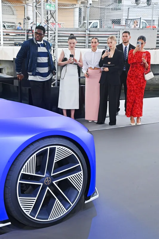 Ellie Bamber photo 8 of 496