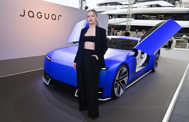 Ellie Bamber photo 13 of 496