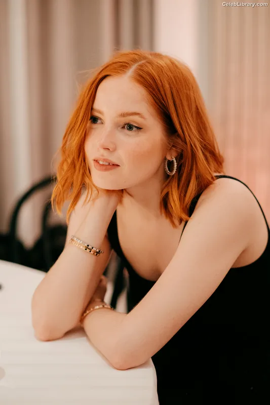 Ellie Bamber photo 4 of 496