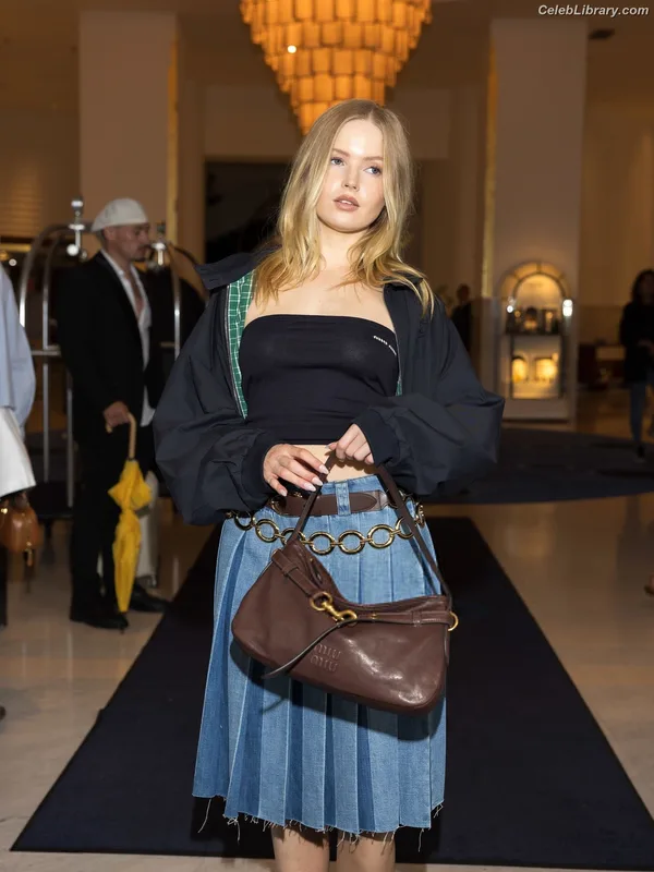 Ellie Bamber photo 8 of 496