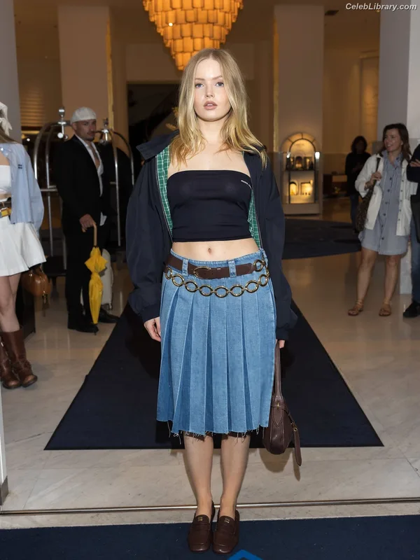 Ellie Bamber photo 16 of 496