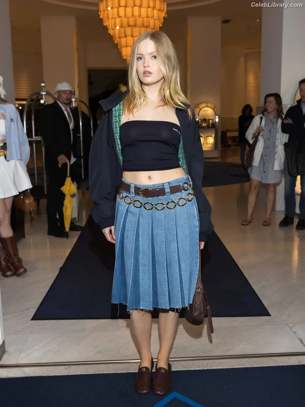 Ellie Bamber photo 3 of 496