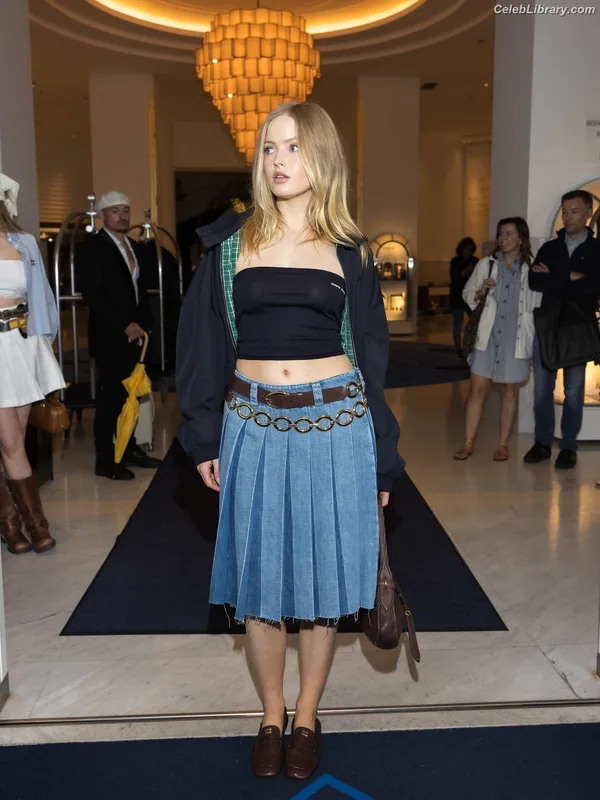 Ellie Bamber photo 4 of 496