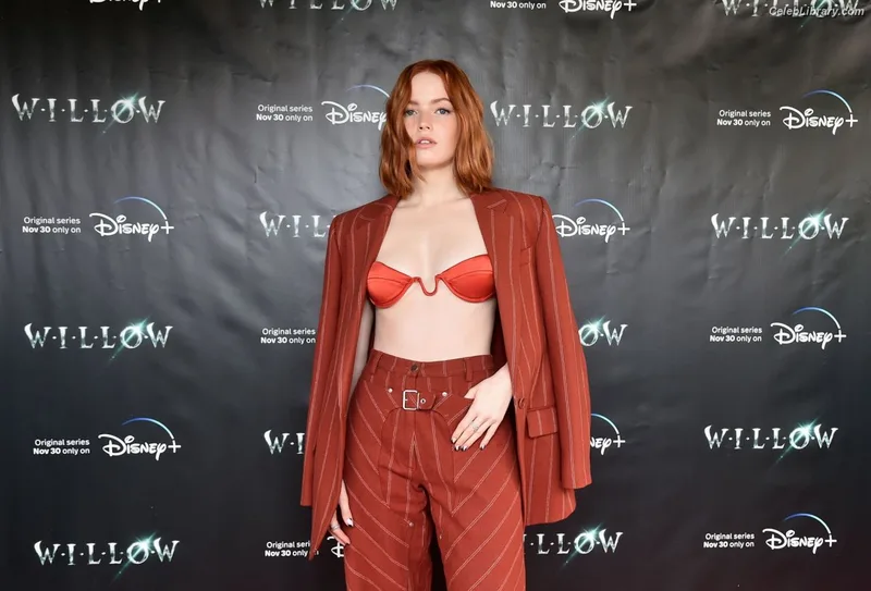 Ellie Bamber photo 8 of 496