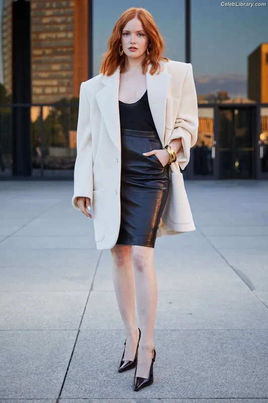 Ellie Bamber photo 11 of 496