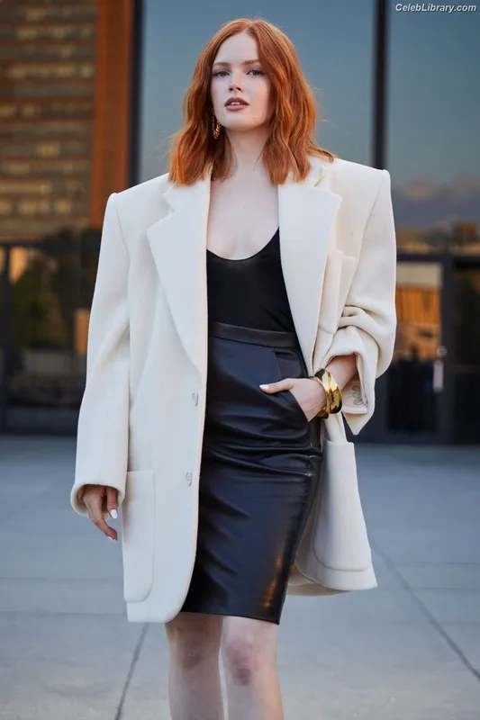 Ellie Bamber photo 12 of 496