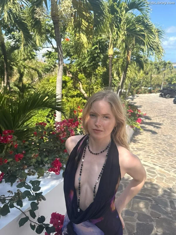 Ellie Bamber photo 5 of 496
