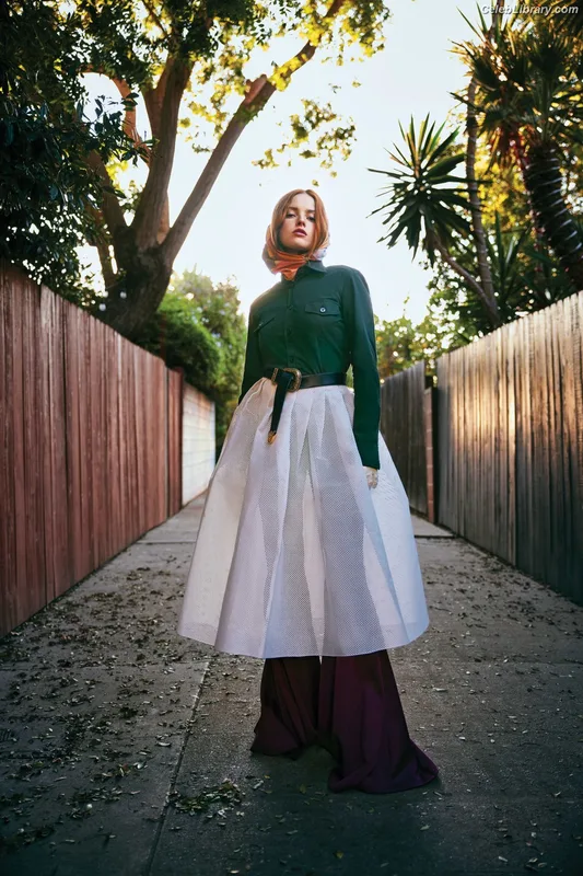 Ellie Bamber photo 10 of 496