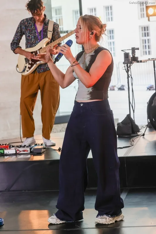 Ellie Goulding photo 16 of 488