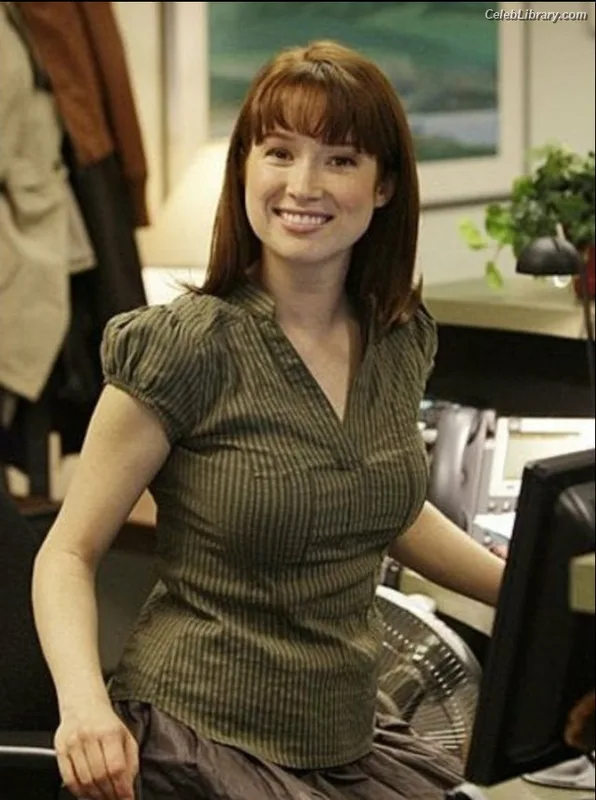 Ellie Kemper photo 2 of 99