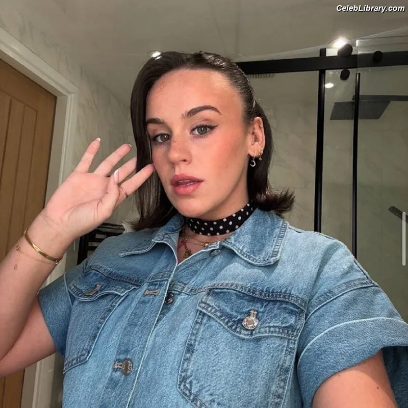 Ellie Leach photo 1 of 63