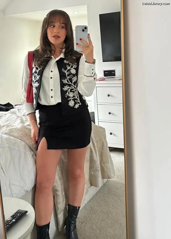 Ellie Leach photo 15 of 63