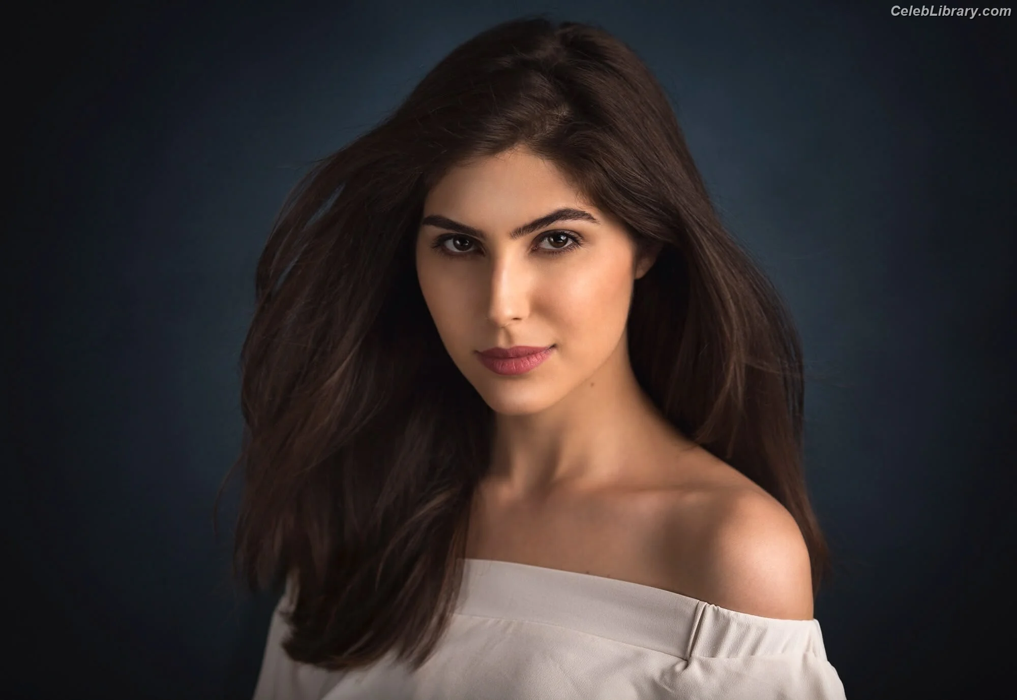 Elnaaz Norouzi photo 8 of 38