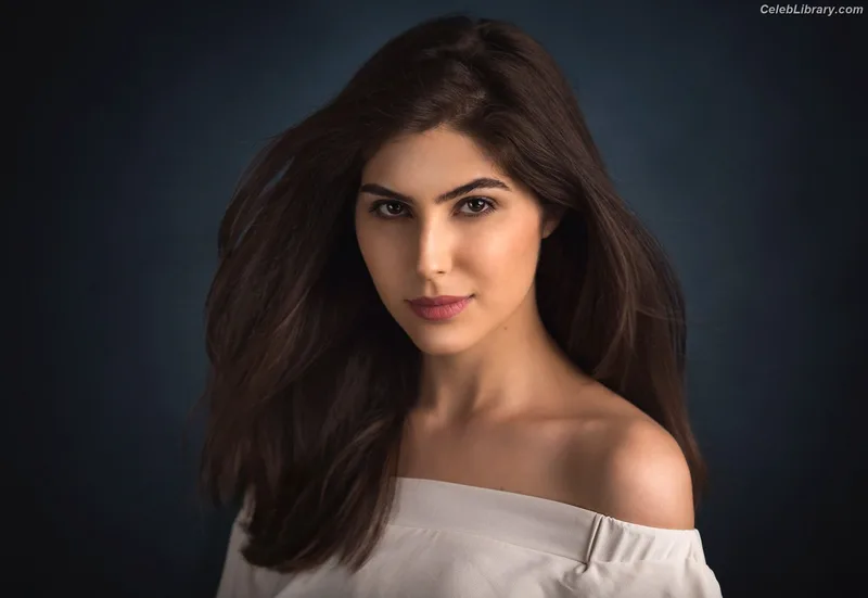 Elnaaz Norouzi photo 8 of 39