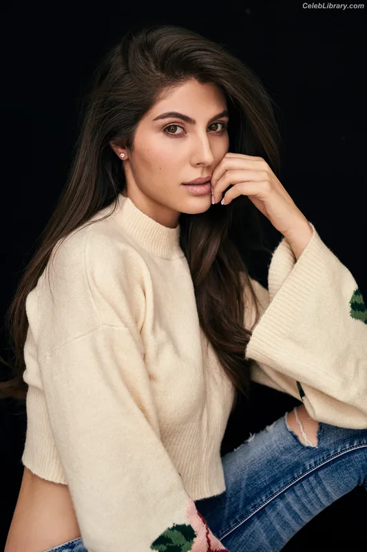 Elnaaz Norouzi photo 11 of 39